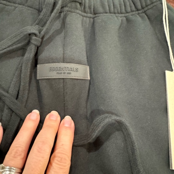 Essentials fear of god shorts black size small - Picture 3 of 8